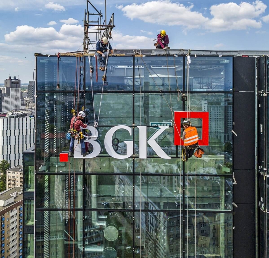 Montaż logo BGK na biurowcu Varso 2 w 2020 r.